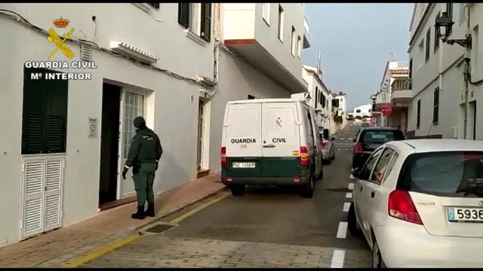 La Guardia Civil apoya a una residencia geriátrica en Menorca con varios positivos por coronavirus.