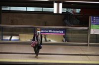 Los viajes en transporte público bajaron ayer un 18% respecto al viernes y un 92,1% a hace un año