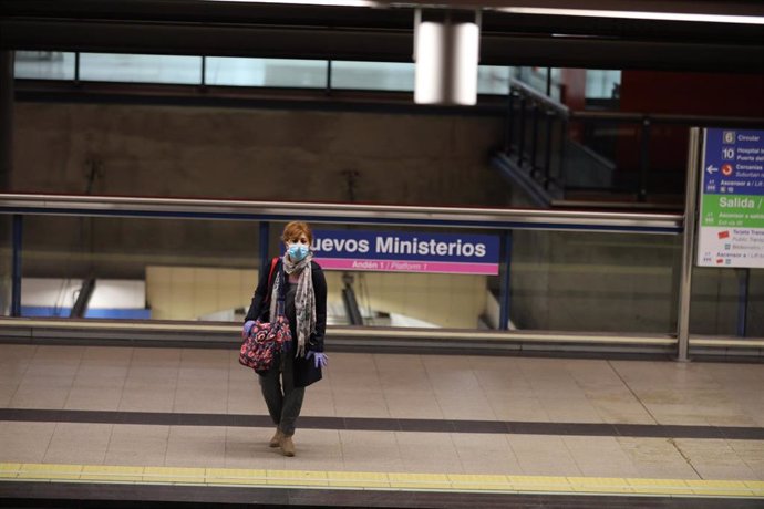 Una mujer espera la llegada del metro en uno de los andenes de la estación de Nuevos Ministerios 