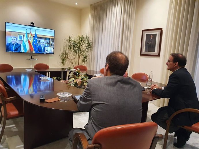 Imagen de la videoconferencia entre el consejero de Hacienda, Juan Bravo, y el presidente de Garántia, Javier González de Lara, para la firma del convenio. 