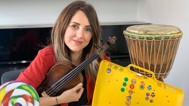 La profesora de la UCLM María José Sánchez enseñarça música en Clan TV