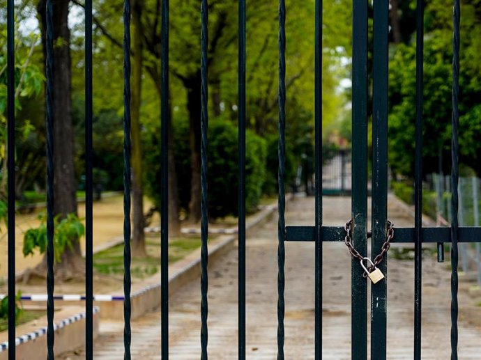 Puerta cerrada con candado 