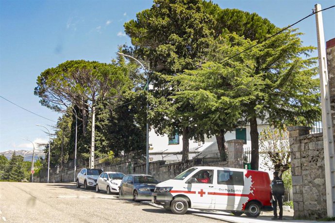 Una ambulancia de la Cruz Roja sale del nuevo centro abierto en Los Molinos con cincuenta plazas disponibles