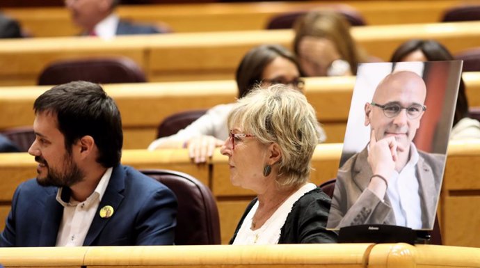 Els portaveu d'ERC al Senat, Bernat Picornell i Mirella Corts al costat d'una foto de Raül Romeva.