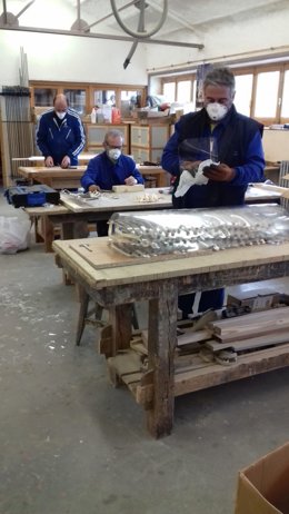 Trabajadores de la Diputación de Segovia confeccionan pantallas de protección.