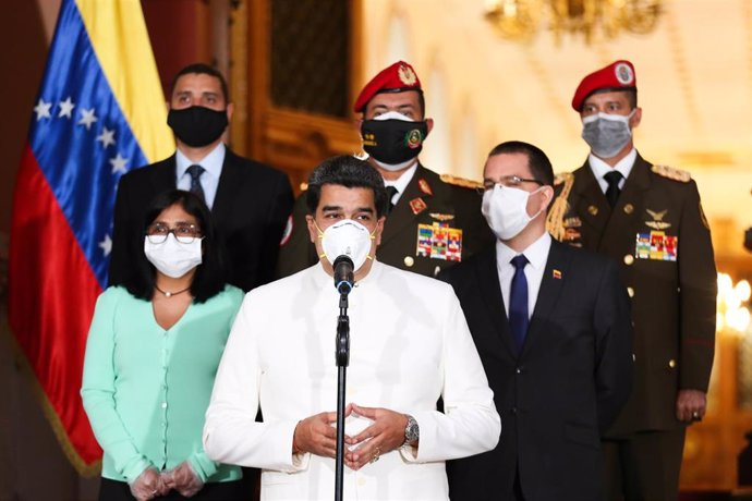 El presidente de Venezuela, Nicolás Maduro, junto a miembros de su Gobierno, todos ellos con mascarilla por el coronavirus
