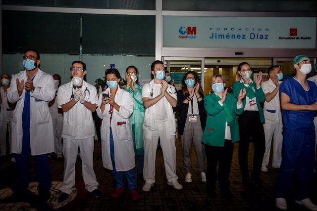 Policías, enfermeros y médicos se unen a los aplausos a los trabajadores sanitarios en la Fundación Jiménez Díaz de Madrid