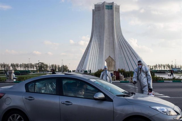 Equipos de desinfección en Teherán