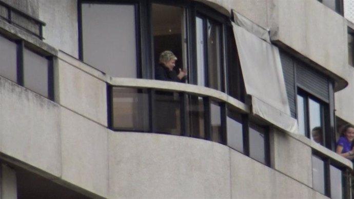 Terelu hablando con sus vecinos feliz desde el balcón