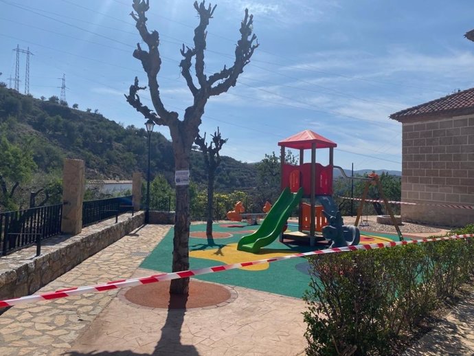 Uno de los parques infantiles en Alcolea, precintado