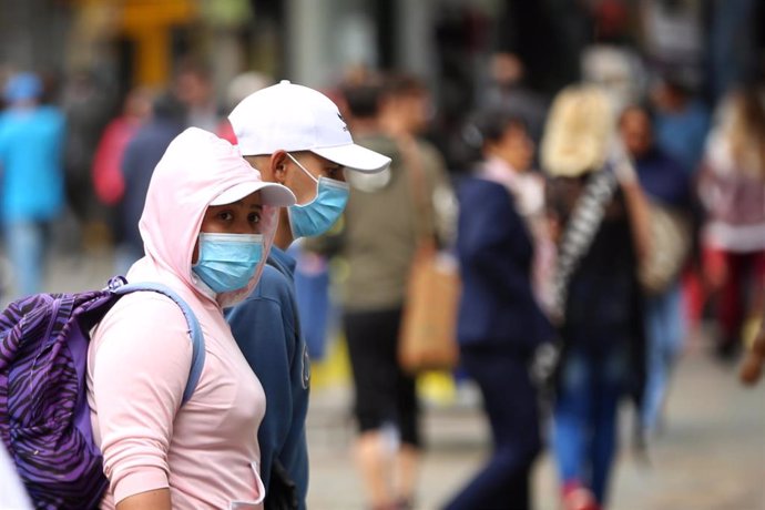 Ciudadanos con mascarilla por el coronavirus en las calles de Bogotá