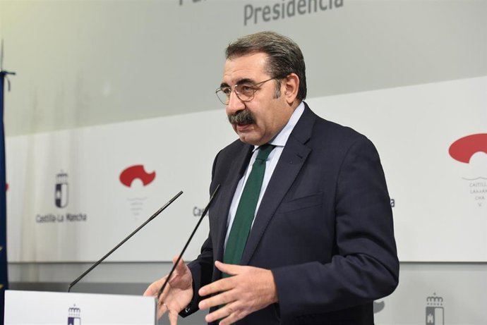 El consejero de Sanidad del Gobierno de Castilla-La Mancha, Jesús Fernández Sanz, ha avanzado las líneas maestras del nuevo plan de acción en residencias socio-sanitarias y de mayores de la Comunidad Autónoma, donde ya hay 577 contagiados y 271 fallecid