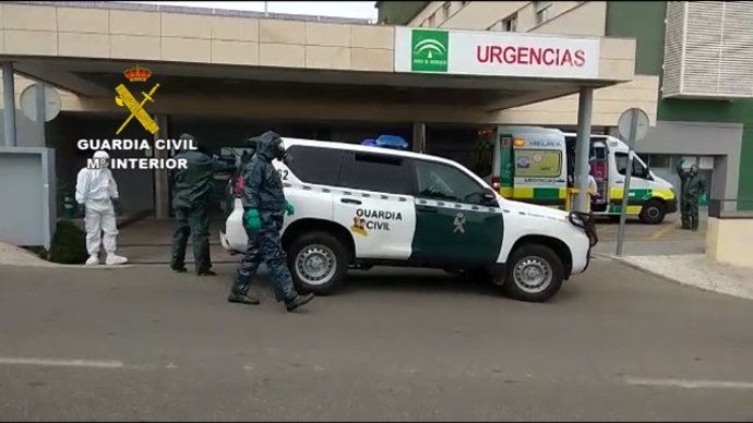 Efectivos de la Guardia Civil trasladan a un positivo con COVID-19 que se había fugado del Hospital La Paz de Madrid y que se interceptó en Nerja (Málaga)