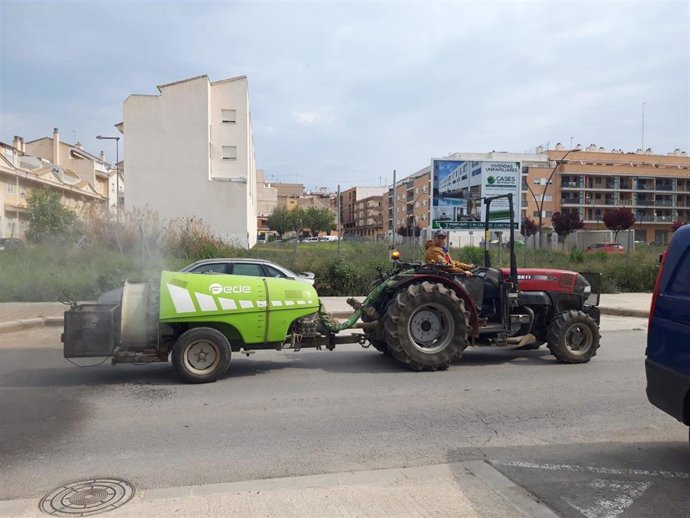Cuatro tractores de la Cooperativa Agrícola de Paterna colaboran con el Ayuntamiento en las labores de limpieza y desinfección