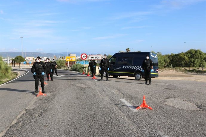 La Policía Local de Barbate en un control a la entrada del municipio