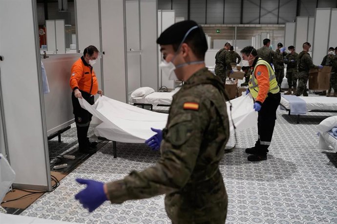 Militares del ejército terminan de montar las instalaciones de los pabellones del hospital de campaña instalado en Ifema