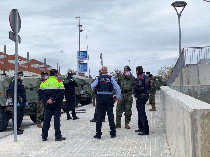 El Ejército desinfecta el exterior del Hospital Parc Taulí de Sabadell (Barcelona), el 31 de marzo de 2020.