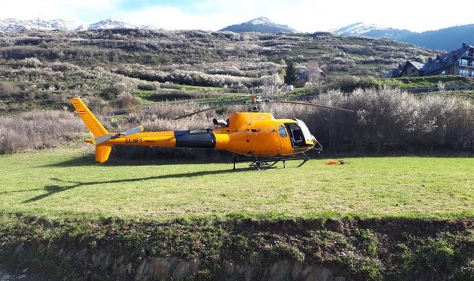 Endesa ha utilizado un helicóptero para sustituir soportes de una línea en Vielha