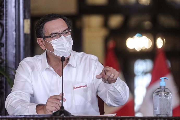 El presidente de Perú, Martín Vizcarra, con mascarilla por el coronavirus