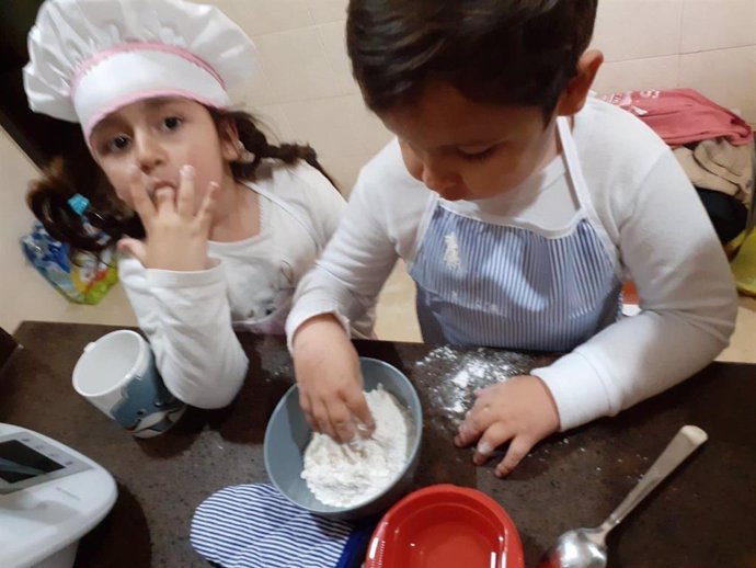 Niños realizando recetas de cocina que aparecen en los boletines diseñados por maestros de la ONCE
