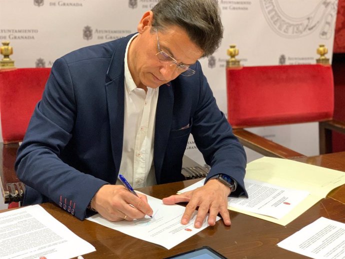 El alcalde, Luis Salvador, firmó un decreto de servicios mínimos en el Ayuntamiento de Granada al inicio de la crisis sanitaria