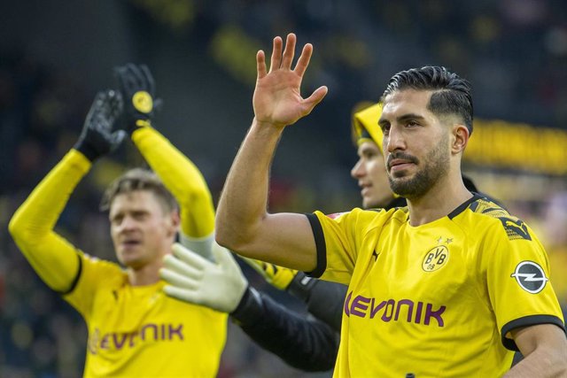 Emre Can y los jugadores del Borussia Dortmund saludan a su afición tras un partido