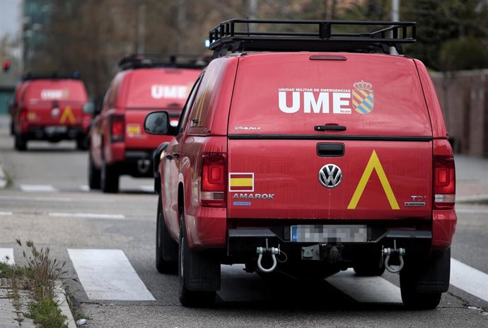 Vehículos de la Unidad Militar de Emergencias se disponen a desinfectar la Fundación Manantial, un Centro Especial de Empleo dedicado a la integración de personas con enfermedades mentales, con el objetivo de detener la propagación del coronavirus.