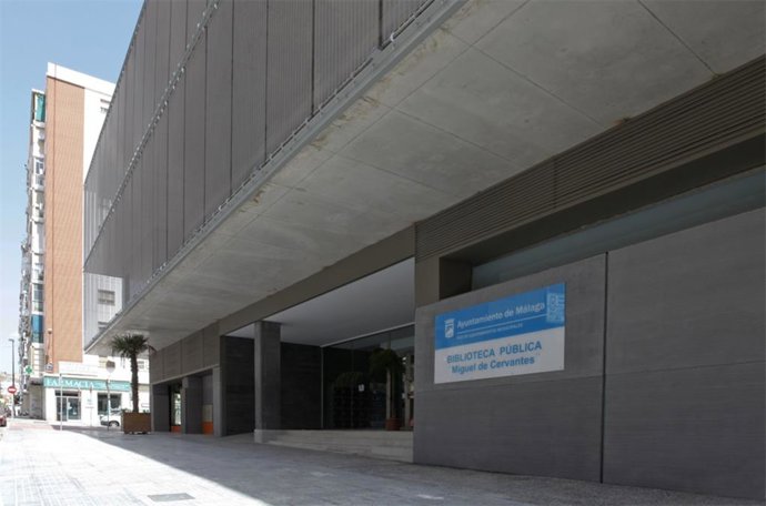 Biblioteca municipal Las Chapas Miguel de Cervantes donde se ubica la OMAC del distrito Bailén