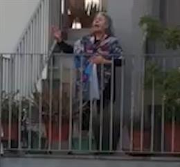 Carmen Gahona canta a sus vecinos que le aplauden y la vitorean con un ¡olé!