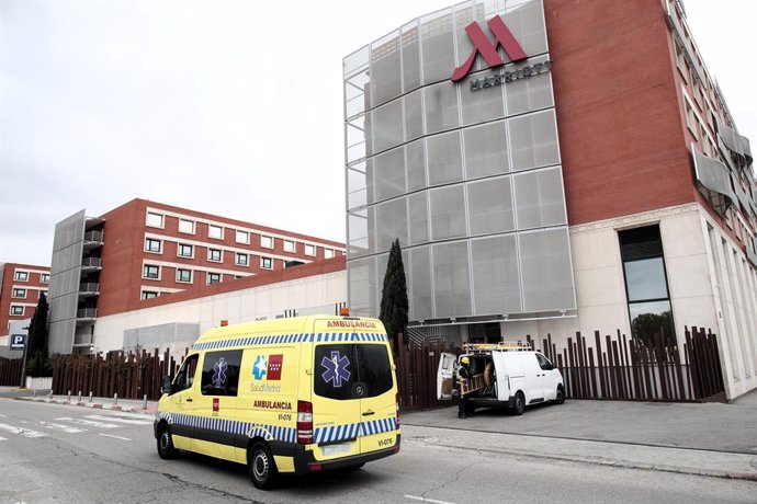 Una ambulancia de la Comunidad de Madrid pasa al lado del Hotel Marriott Auditorium