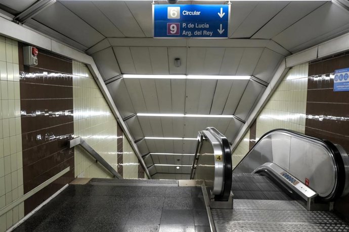 Escaleras mecánicas vacías en una de las estaciones de Metro de Madrid durante la tercera semana de confinamiento por coronavirus.