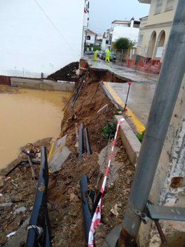 Desprendimiento de talud en c/Sustancia (Puerto de la Torre) rompe conducto distribución agua y dejado sin suministro a unas 15 viviendas.