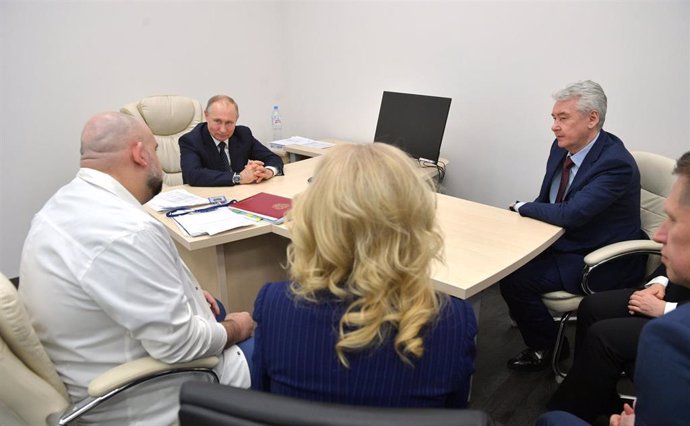 Vladimir Putin y Denis Protsenko coinciden en una reunión
