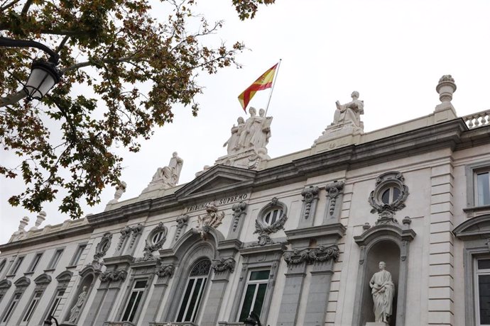Fachada del edificio del Tribunal Supremo con la bandera española en lo alto, en Madrid a 29 de noviembre de 2019.