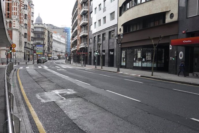 Calles de Bilbao despiertan totalmente vacías en la tercera semana de cuarentena debido a la crisis del coronavirus donde los movimientos están restringidos y las fuerzas de Seguridad del Estado