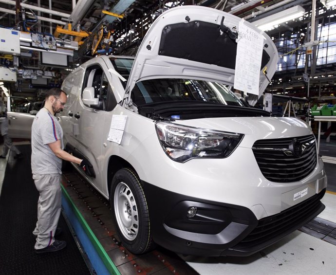 Producción del Opel Combo en la planta del Grupo PSA en Vigo.