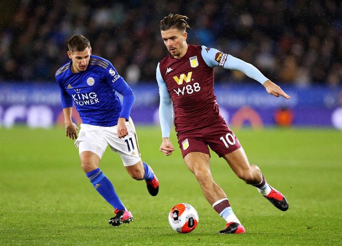 Jack Grealish perseguido por Marc Albrighton durante el Leicester City-Aston Villa de la Premier 2019-2020