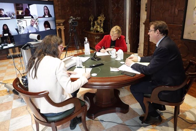 Reunión de Puig, Oltra y Bravo con los portavoces parlamentarios