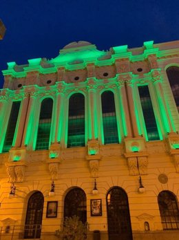 El Gran Teatro de Huelva iluminado de verde en homenaje a los sanitarios en una imagen de archivo