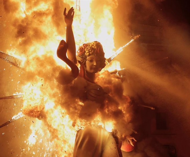 El monumento 'Con otra mirada' arde en la Hoguera Oficial de la Plaza del Ayuntamiento de Alicante como parte de las tradicionales fiestas de les Fogueres de Sant Joan, de archivo.