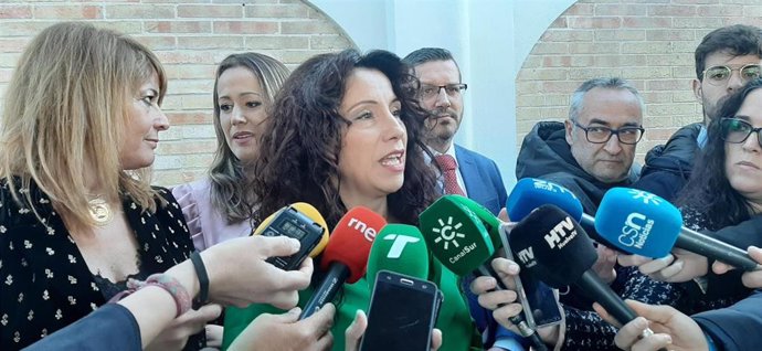 La consejera de Igualdad, Políticas Sociales y Conciliación, Rocío Ruiz, ante los medios en Huelva.