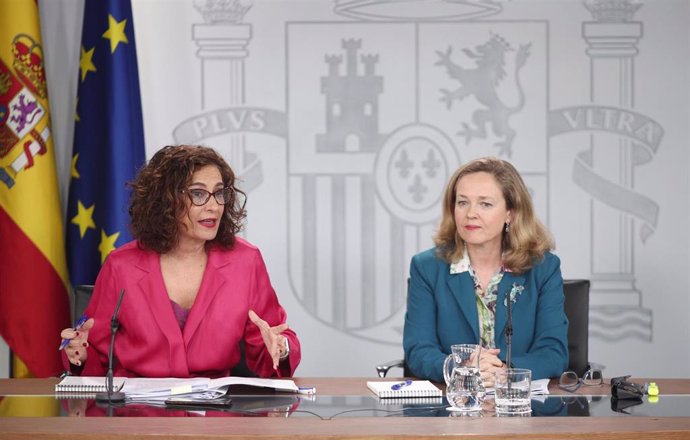 La ministra Portavoz y de Hacienda, María Jesús Montero (i) y la vicepresidenta tercera y ministra de Asuntos Económicos y Transformación Digital, Nadia Calviño (d).