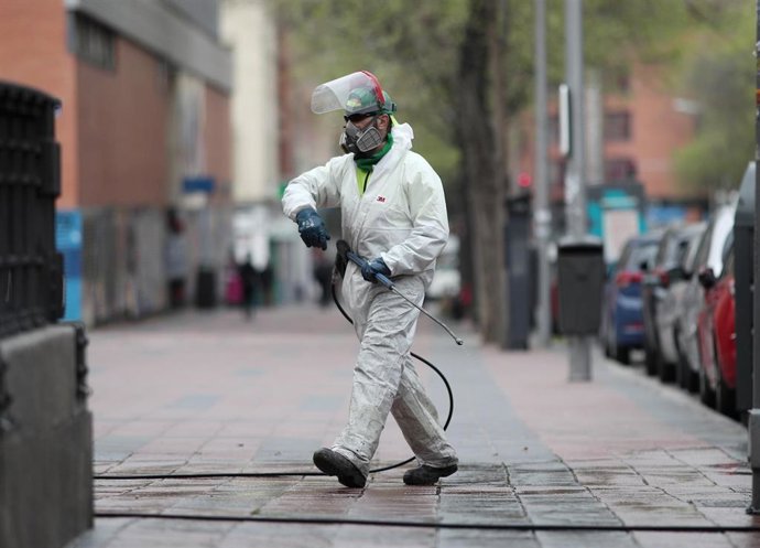 Operarios de limpieza desinfectan las calles