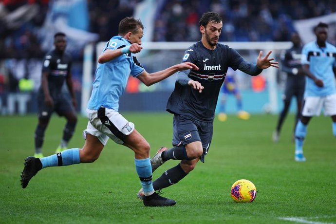 Lucas Leiva y Manolo Gabbiadini en un Lazio-Sampdoria