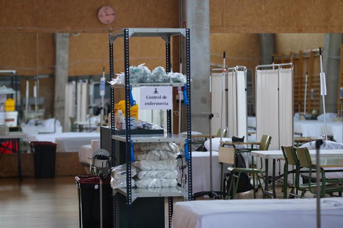 Material sanitario colocado en estanterías habilitadas por los componentes del Batallón de Zapadores VI de Paracaidistas del Ejército de Tierra en las instalaciones deportivas del Campus Científico Tecnológico de la Universidad de Alcalá de Henares (UAH)