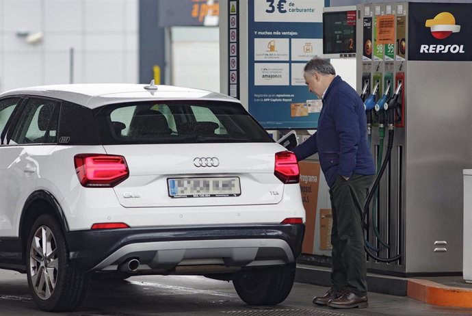 Un hombre reposta carburante en una estación de servicio