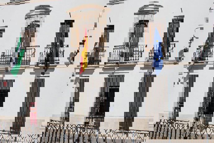 Banderas a media asta en el Ayuntamiento de Estepa (Sevilla).