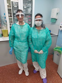 Sanitarias del hospital Povisa con pantallas protectoras donadas por el proyecto Escudocovid-19, coordinado en Galicia por Asime y la Universidad de Vigo.