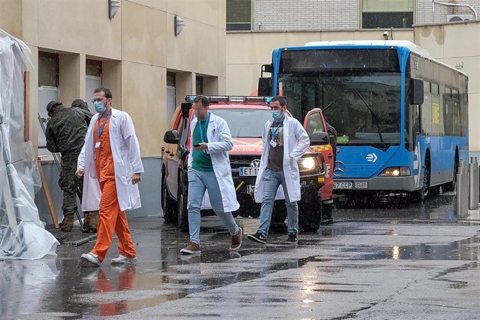 La UME escolta la salida del Hospital Gregorio Marañón de un autobús utilizado para trasladar a pacientes al hospital de Ifema