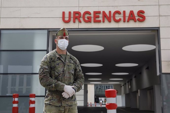 Los Legionarios patrullan en la zona del Hospital del PTS de Granada, la semana pasada